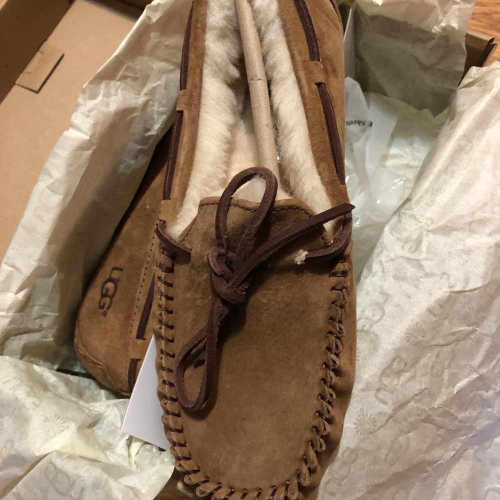 Woman’s UGG Dakota slipper